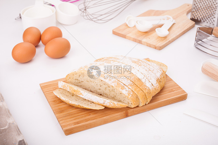 新鲜面包面粉木板化合物面包师饮食主食营养美食糕点早餐图片