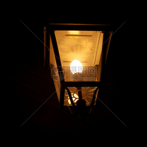 黑暗中燃烧的灯笼橙子金属微光火焰烧伤玻璃蜡烛反射勘探图片