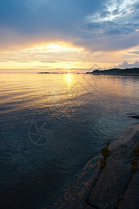 海上日落天空地平线旅行阳光橙子海岸海浪假期晴天蓝色图片