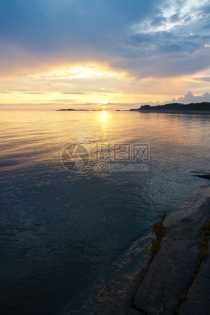 海上日落天空地平线旅行阳光橙子海岸海浪假期晴天蓝色图片