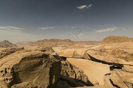 约旦瓦迪伦姆沙漠的大岩桥图片