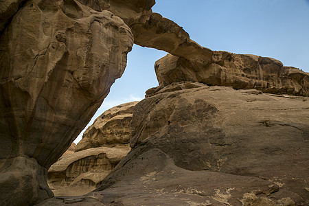 Jordan 瓦迪鲁姆(Wadi Rum)的岩石桥照片图片