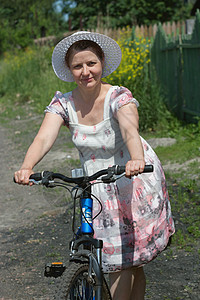 骑自行车的妇女女性运输微笑车轮女士运动中年成年人图片