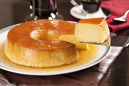 普丁语普丁白色食物甜点奶油盘子桌子棕色焦糖美食家图片