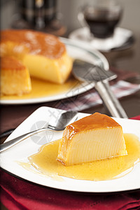 普丁语普丁焦糖桌子奶油美食家美食黄色白色食物棕色图片