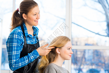 理发师和客户美容师发型师沙龙女性女孩女士职业理发店发型设计美发图片