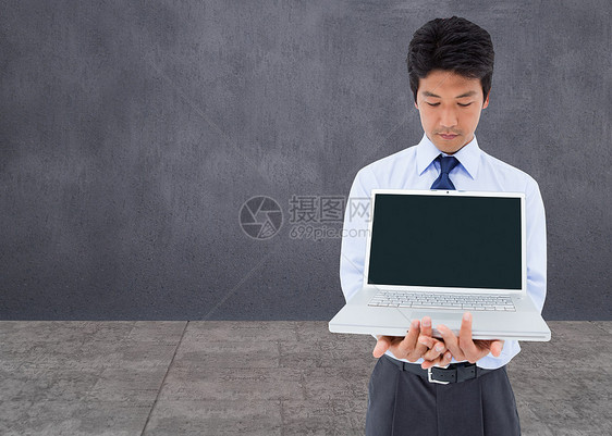 展示笔记本电脑的商务人士数字男人计算机绘图男性人士夹克领带商务灰色图片