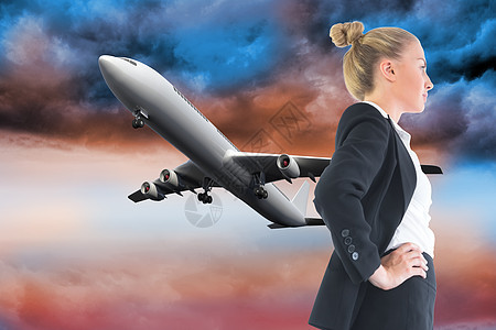 商业女商务人士的复合形象 她们用手站在臀部上航空计算机女性绘图旅游浅色飞机飞行套装职业图片