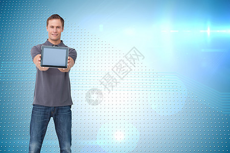 年轻男子的复合图像显示他的平板电脑图片