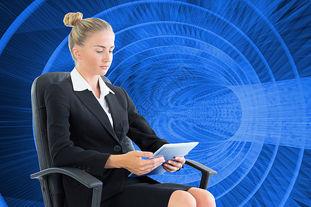 商业女商务人士坐在带平板板板的摇摆椅上的综合图像未来派计算机商务女士职业辉光数字人士药片旋转图片