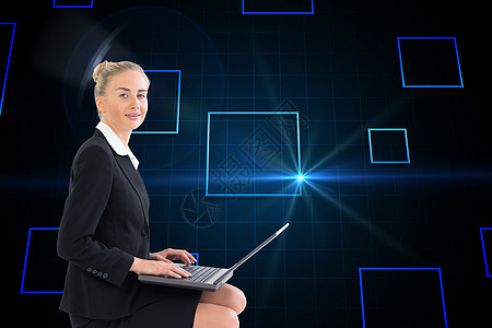 使用笔记本电脑的女商务人士综合图像绘图蓝色人士头发女性计算商务职业浅色金发图片