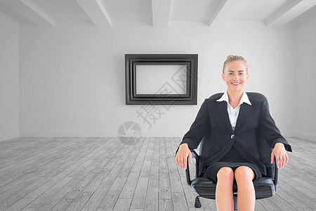 黑西装女商务人士坐在摇摇椅上的综合形象 AC 54970 附件地板绘图职业浅色女性房间框架微笑金发女郎女士图片