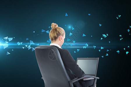 商业女商务人士用笔记本电脑坐在摇摇椅上的综合图像职业计算金字塔套装黑色绘图女性技术商务旋转图片