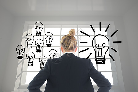 商业女商务人士的复合形象 她们用手站在臀部上计算机金发人士商务创新浅色阳光职业灯泡绘图图片