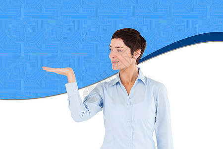 商业女商务人士的复合图像 用张开的手显示复制空间手臂辉光微笑人士推介会计算机蓝色曲线海浪棕色图片