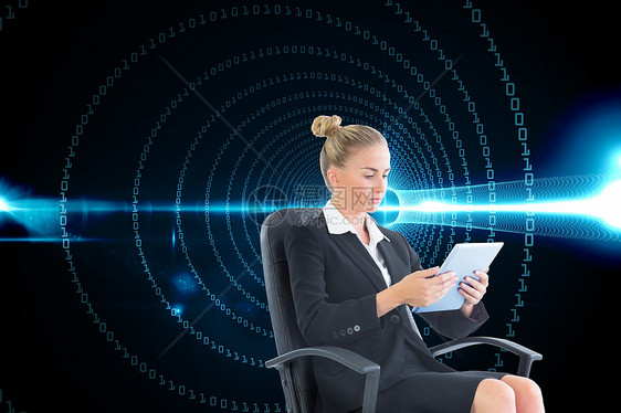 商业女商务人士坐在带平板板板的摇摆椅上的综合图像线条旋转人士代码套装海浪蓝色编码职业未来派图片