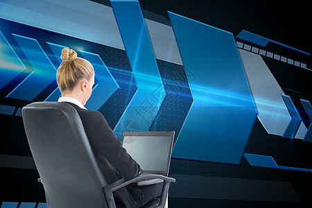 商业女商务人士用笔记本电脑坐在摇摇椅上的综合图像套装绘图商务技术人士职业女性计算机女士火花图片