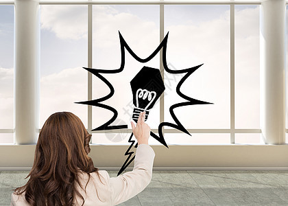 黑发女商务人士的复合图像 站在镜头后站立女性绘图螺栓套装柱子人士棕色创新天空房间图片
