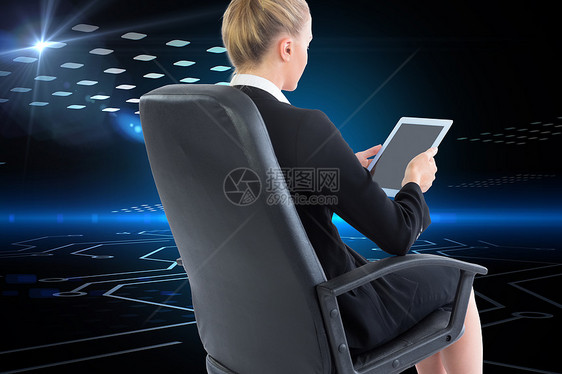 商业女商务人士坐在带平板板板的摇摆椅上的综合图像辉光旋转女性职业计算绘图药片电路板商务滚动图片