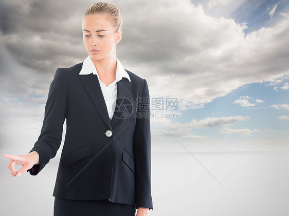 商业妇女指向某处的复合形象计算机金发专注手势职业女性女士浅色绘图多云图片