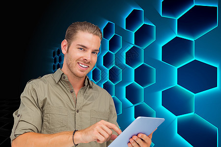 使用平板电脑 pc 的快乐人的复合图像手镯技术计算机未来派药片浅色微笑蓝色六边形金发图片