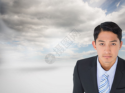 严肃的亚洲商务人士综合形象 是严重的亚洲商务人士商务数字公司男人短发头发计算机阳光棕色晴天图片