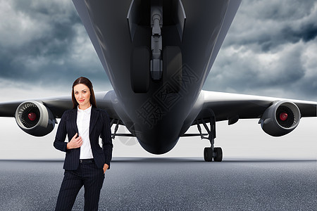 一位自信的女商务人士站立画像综合图象高跟鞋棕色天空商务航班计算机头发假期女性飞机图片