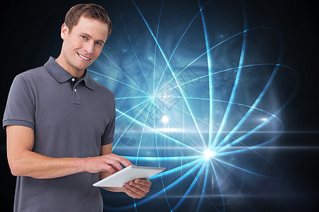 微笑的年轻男子用平板电脑综合图像未来派男性蓝色触摸屏辉光电子书头发牛仔裤几何技术图片