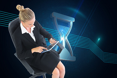 商业女商务人士坐在带平板板板的摇摆椅上的综合图像套装计算机技术辉光人士女士滴漏电脑蓝色触摸屏图片