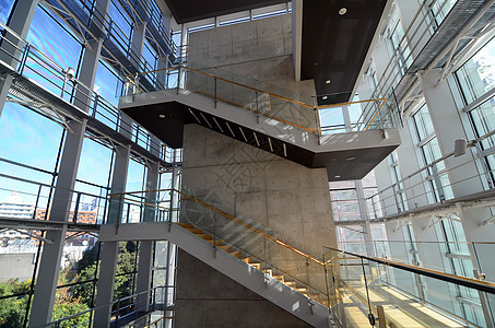 现代建筑中的楼梯井图片