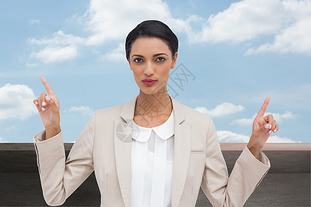 手举手严肃的女商务人士形象综合图象天空头发棕色数字多云人士商务手指晴天女士图片
