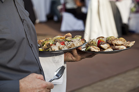食品板盘子托盘服务器蔬菜服务员勺子拼盘用餐接待餐厅背景图片
