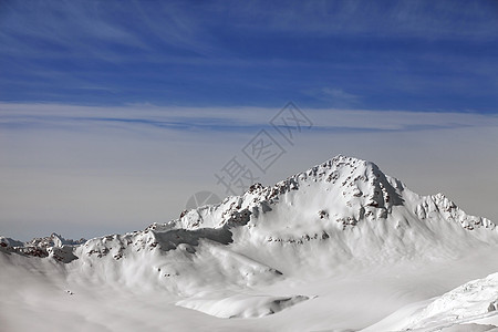 云中的山岳闲暇山峰晴天冻结土地太阳阳光登山季节旅游图片