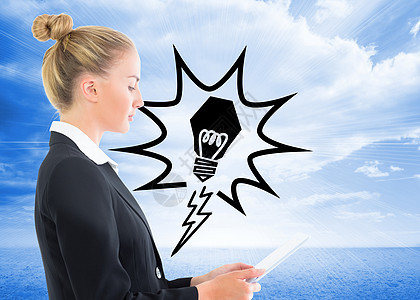 持有平板牌的女商务人士的综合形象灯泡女性商业平板多云电脑创新套装职业计算机图片