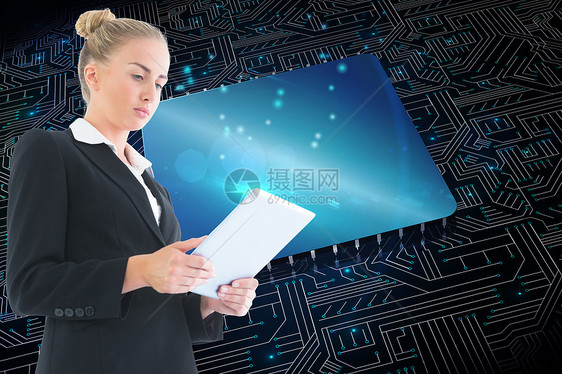 持有平板牌的女商务人士的综合形象触摸屏电路板屏幕黑色计算机平板专注职业计算未来派图片