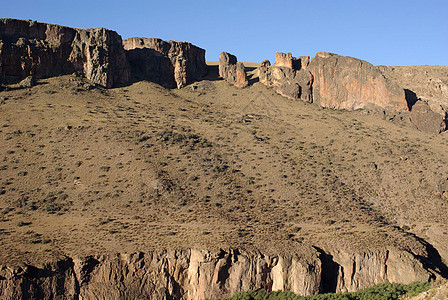 巴塔哥尼亚的峡谷顶峰干旱悬崖荒野岩石风景沙漠图片