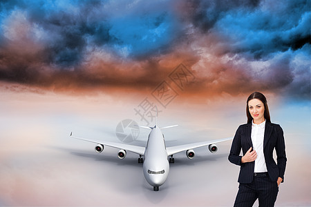 一位自信的女商务人士站立画像综合图象棕色套装头发微笑旅行计算机女性商务天空假期图片