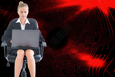 商业女商务人士用笔记本电脑坐在摇摇椅上的综合图像黑色计算机数字电路板旋转女性曲线女士计算套装图片
