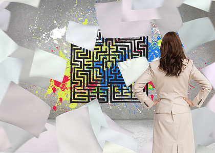 商业女商务人士的复合图像背靠着镜头站立思维飞溅计算机蓝色矩阵人士头发二维码涂鸦科学图片