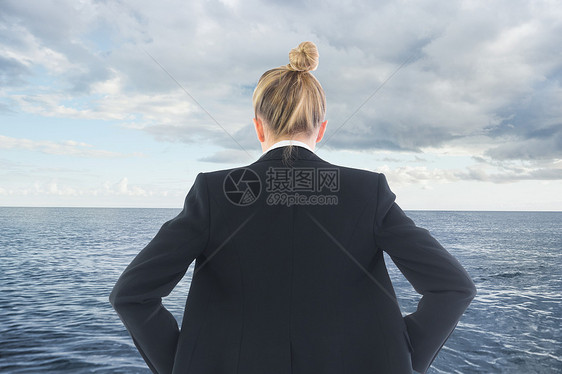 商业女商务人士的复合形象 她们用手站在臀部上人士多云蓝色金发女郎天空套装金发职业环境浅色图片