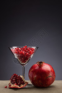 石榴种子灰色水果甜点营养石榴石热带玻璃食物红色图片