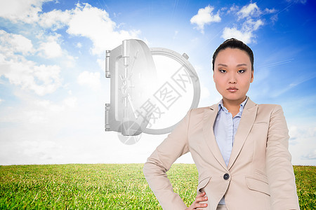 不断微笑的亚洲女商务人士综合形象 指着套装绘图触摸屏计算机公司蓝色阳光开幕式屏幕金库图片