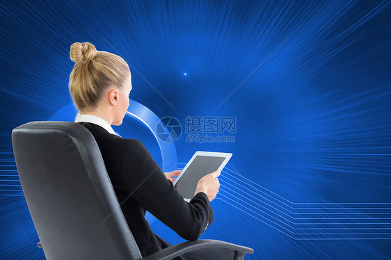 商业女商务人士坐在带平板板板的摇摆椅上的综合图像商务触摸屏人士职业女士计算机套装旋转蓝色电脑图片