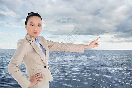 不断微笑的亚洲女商务人士综合形象 指着人士商业蓝色女士屏幕职业多云手势天空环境图片