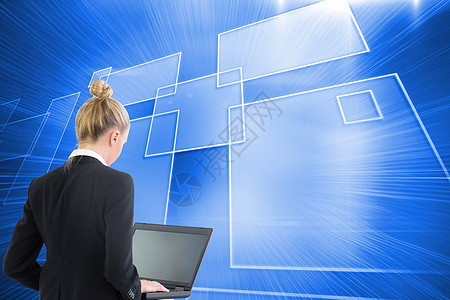 使用笔记本电脑的女商务人士综合图像技术金发头发绘图蓝色计算机人士金发女郎浅色商业图片