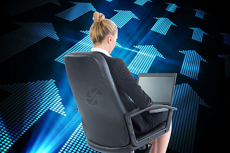 商业女商务人士用笔记本电脑坐在摇摇椅上的综合图像商务绘图职业蓝色套装辉光计算机女士技术黑色图片
