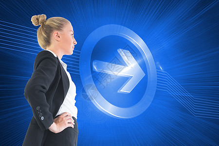商业女商务人士的复合形象 她们用手站在臀部上商务女性数字计算机金发蓝色双手绘图头发人士图片