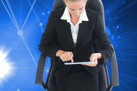 商业女商务人士坐在带平板板板的摇摆椅上的综合图像套装药片未来派连接触摸屏数字蓝色女士计算机技术图片