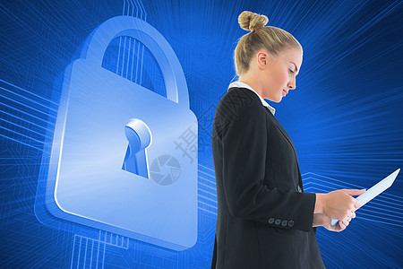 持有平板牌的女商务人士的综合形象保护女性套装职业计算机计算人士安全蓝色触摸屏图片