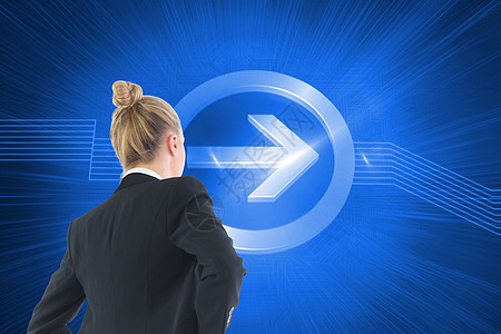 商业女商务人士的复合形象 她们用手站在臀部上计算机蓝色头发线条未来派技术辉光双手金发女郎数字图片